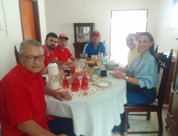 DIRETÓRIO DO PT EM CUSTÓDIA, ATRAVÉS DO SEU PRESIDENTE, DYOGO NUNES, FEZ UMA PEQUENA REUNIÃO, NA RESIDÊNCIA DE SUA MÃE, SYLMARA QUEIROZ.